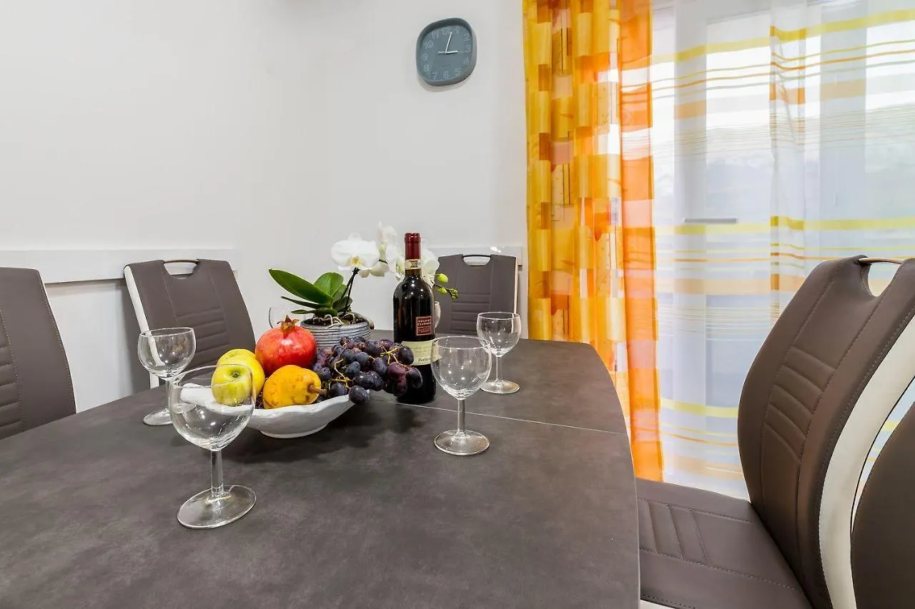 Apartment Moderne Ferienwohnung Mit Meerblick, Klima, Wifi Baska