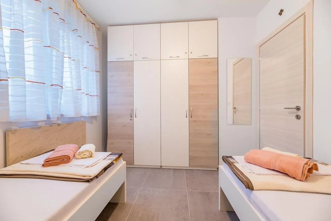 Moderne Ferienwohnung Mit Meerblick, Klima, Wifi Baska  Apartment